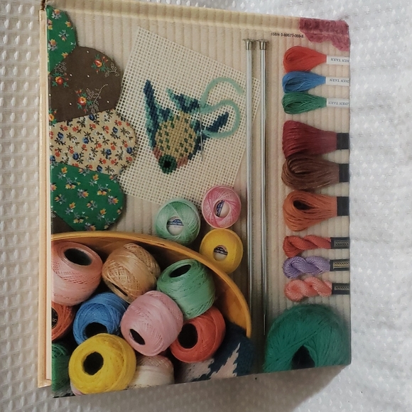 Vintage Reader's Digest Complete Guide To Needlework 1981 Hardcover Book - Picture 2 of 4